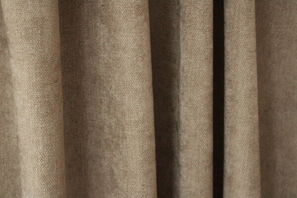 Set van soft taupe Imperial gordijnen, perfect voor een verfijnd en warm interieur.