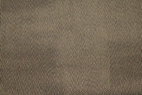 Detail van inbetween metallic taupe gordijn, JC2475, neutrale tint met een elegante metallic afwerking.