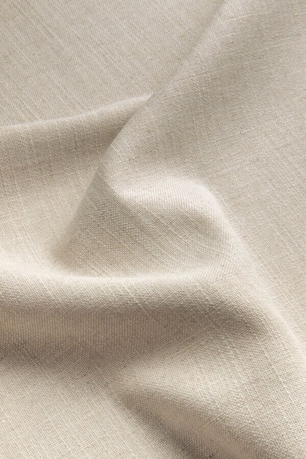 Elegance soft taupe stof, samengesteld uit polyester, viscose en linnen, met een zachte, rustige uitstraling.