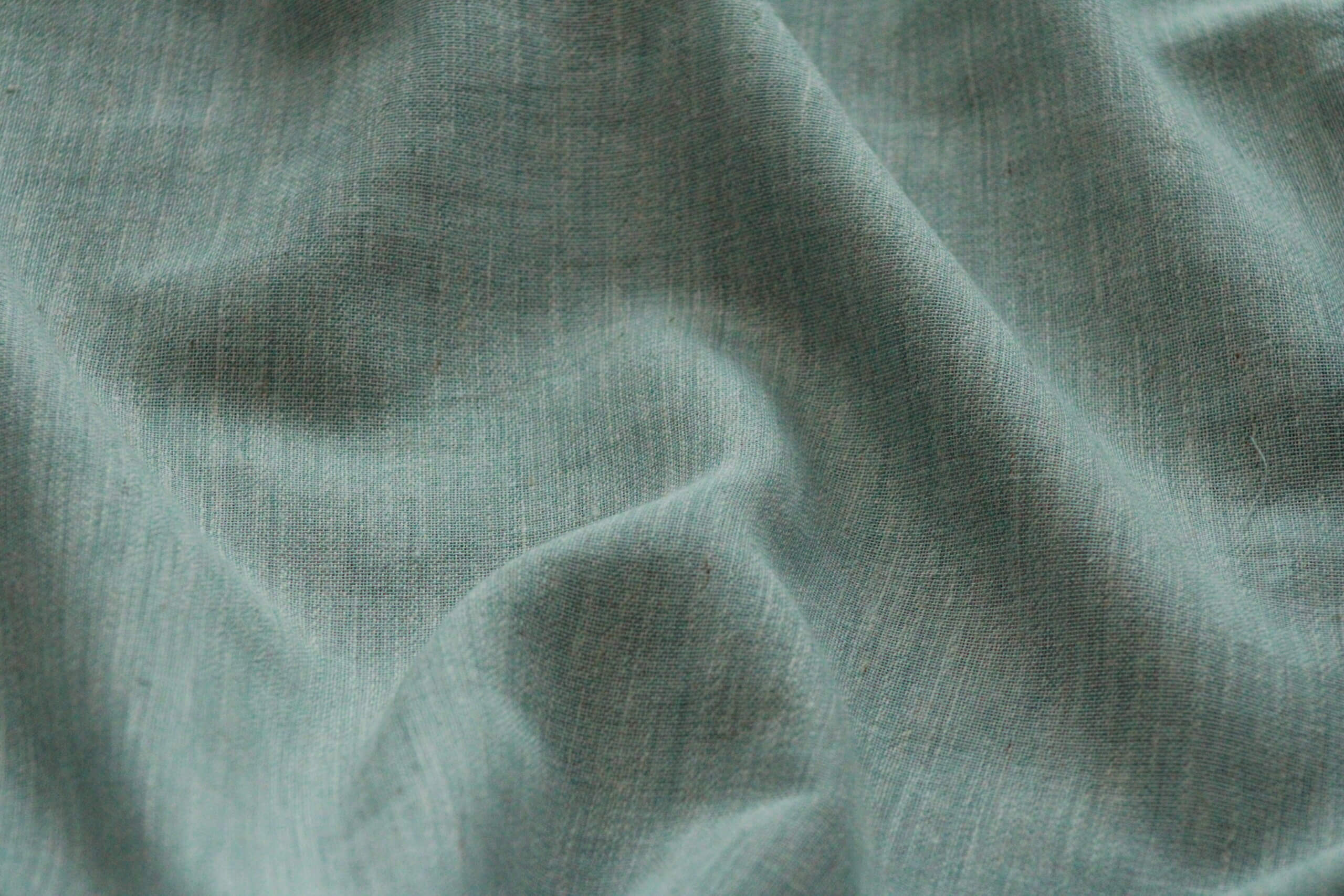 Detail van Zen Weave gordijnstof in turquoise, model JC2484 van Okika.