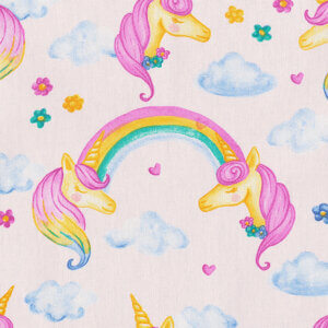 Gordijn stof unicorn regenboog van Okika met een kleurrijke print van eenhoorns met roze manen, regenbogen, wolken en bloemen op een lichte achtergrond, perfect voor gordijnen in een kinderkamer.