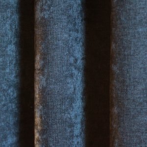 Velours gordijnen van okika in het donker blauw, chenille achtige structuur met in de stof een krijt effect verwerkt voor een heel uniek effect. opvallende velours gordijnen waarin veel gebeurt.