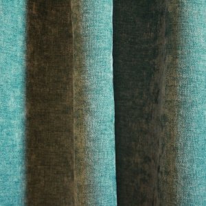 velours gordijnen met een krijtachtig effect, deze chenille structuur in de stof in het turquoise is een echte eye-catcher in het interieur