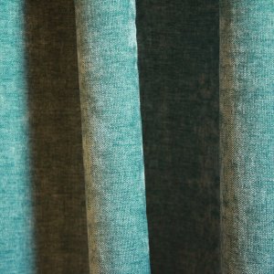 velours gordijnen, okika, krijt effect in de stof, chenille achtige stuctuur, mooie turquoise kleur. sfeerafbeelding gordijnen